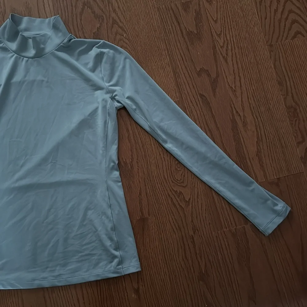 Women's Nike drifit Mock neck light blue Long Sleeve Shirt size small